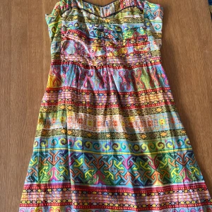 Ny Klänning i underbart somriga färger.Indiska - Ny Klänning i underbart somriga färger. Indiska Bomull  Överdelen fodrad. St. S Ny och oanvänd, endast prislapp/tagg borttagen.