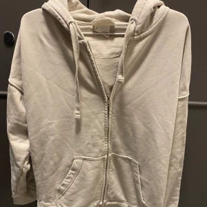 Beige zip hoddie - Säljer min zip hoddie från hm i storlek L , aldrig använd