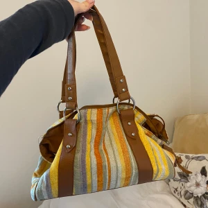 Unik väska - Fin och unik väska med somrigt utseende! Bra skick förutom en fläck (se bild 4). Skriv gärna i DM vid fler frågor 💗