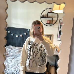 Cool tröja från zara - Säljer denna coola tröja från zara! Tröjan är créme vit i färgen. Väl använd men inga defekter! 🤍🖤Pris kan diskuteras!!!