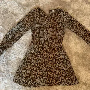 Super snygg och trendig leopard klänning, strlk 36 men passar både xs/s/34/36. Den är helt ny och oanvänd, alltså defektfri!!❤️❤️💋💋💋💋🙌🏼🙌🏼Använd gärna köp nu!