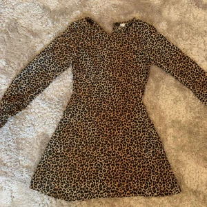 Leopard Klänning😍😍😍 - Super snygg och trendig leopard klänning, strlk 36 men passar både xs/s/34/36. Den är helt ny och oanvänd, alltså defektfri!!❤️❤️💋💋💋💋🙌🏼🙌🏼Använd gärna köp nu!