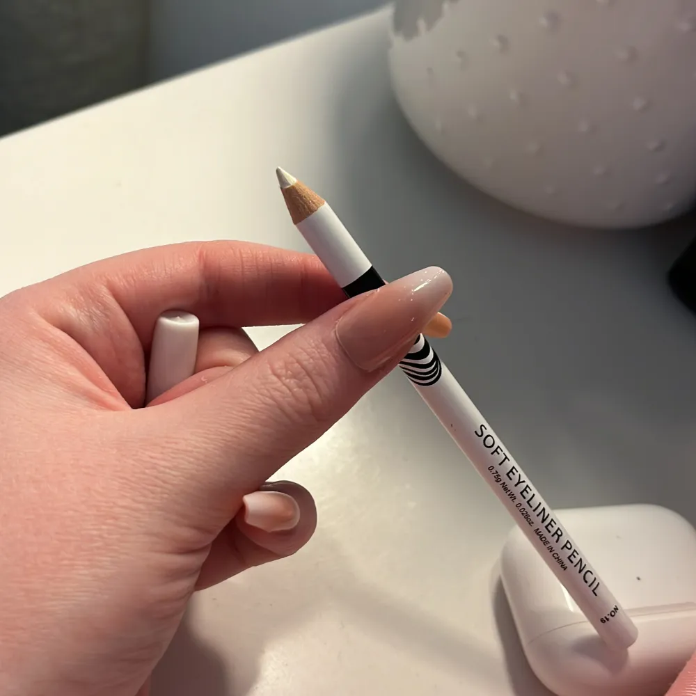 Vit eyeliner pencil. Aldrig använd, bara testad på handen.. Övrigt.