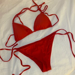 röd bikini - går att ta ut ifyllning