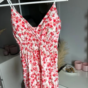 Sommarklänning - Sååå fin klänning i blommigt mönster💗 inlägg vid brösten så funkar bra utan BH. Resår i midjan💕har tyvär ingen bild på  