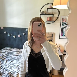 Kofta från Brandy Melville - Säljer denna söta kofta från Brandy Melville!!! Koftan är väl använd, en liten fläck, se sista bilden. Annars är den som ny🤍 pris går att diskutera!