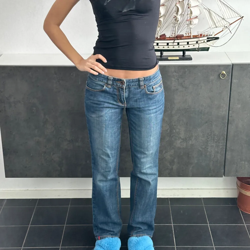 Säljer ett par av mina favorit lågmidjade jeans då jag inte använt de på ett tag nu!💗 de är lågmidjade och utsvängda😍 mörkblå i storlek 36 💗 29/32. Jeans & Byxor.