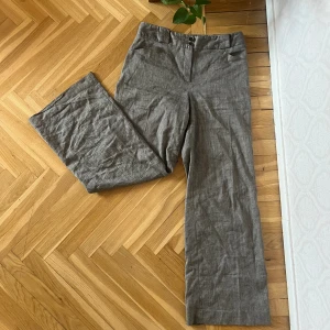 Beiga byxor - Beiga/ gråa byxor i superskönt mjukt tyg. High/ mid waist men går även bra att bära lägre. Vida ben. Köpta second hand men i mycket bra skick.