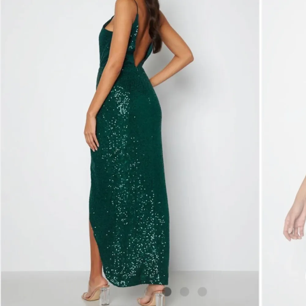 Säljer en balkläning från Bubbleroom! En mörkgrön paljettklänning som bara används en gång! . Klänningar.