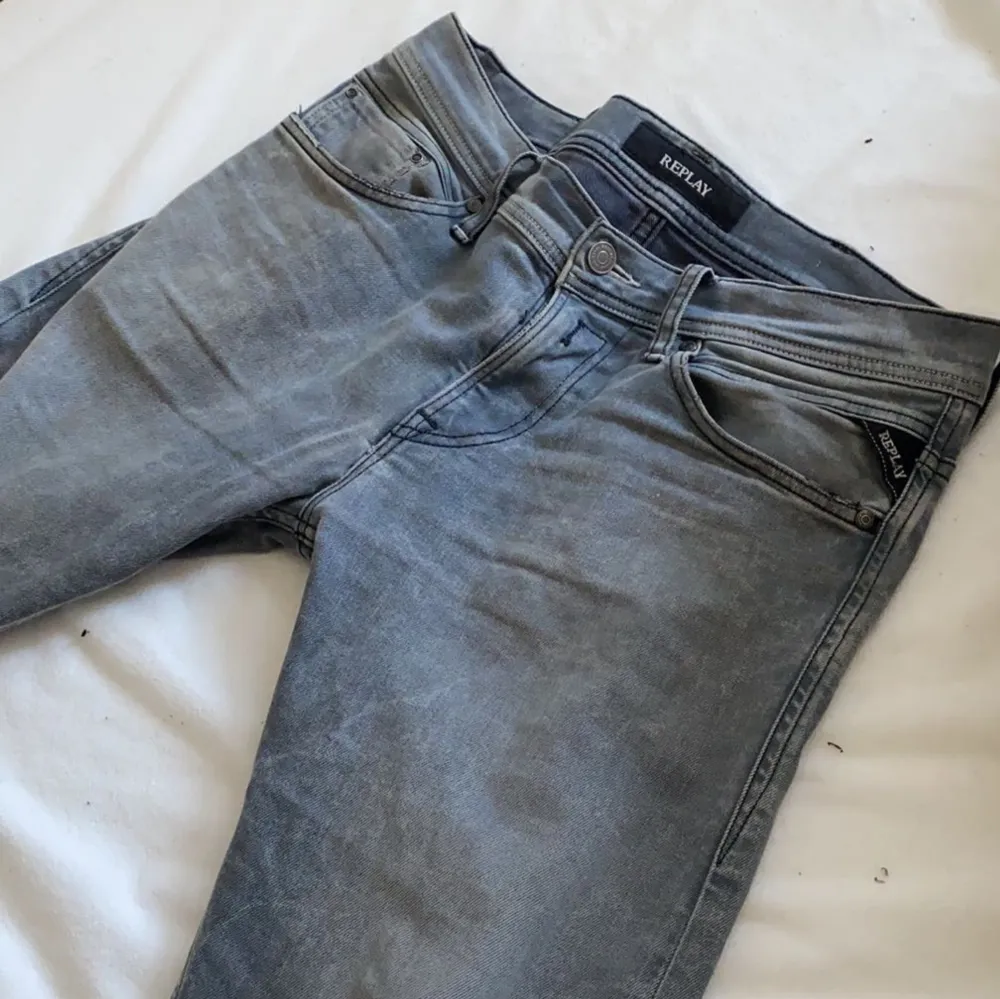 Säljer dessa replay jeans i strl 30/32. Bra skick. . Jeans & Byxor.