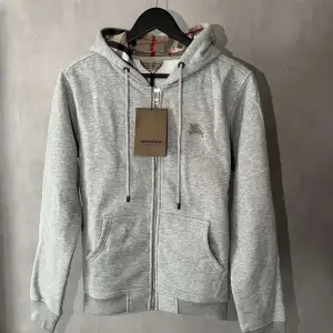 Säljer en 1:1 grå burberry hoodie i storlek M🔥 Helt ny med tags o påse ✅ Har man några frågor eller vill ha mer bilder är det bara att höra av sig😁 