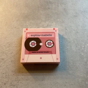 Blush  - Blush som aldrig kommit till användning fick det i ett glossybox paket 💘den har en jättefin färg/Skriv om du är intresserad eller har frågor 💓