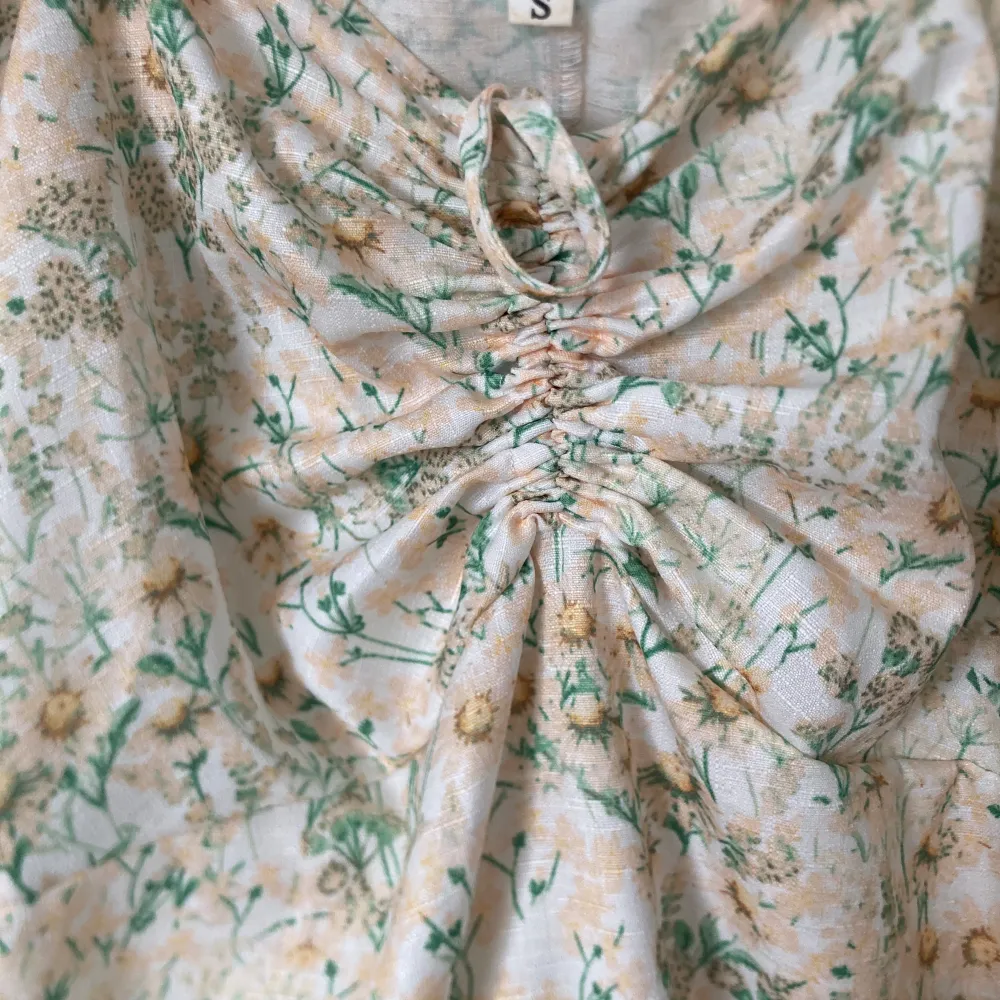 Helt ny klänning i strl S. Material: polyester  Köpt från Shein. . Klänningar.