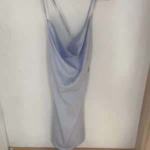 klänning - säljer denna jätte fina ljus blåa silk klänningen med teådar längs ryggen 