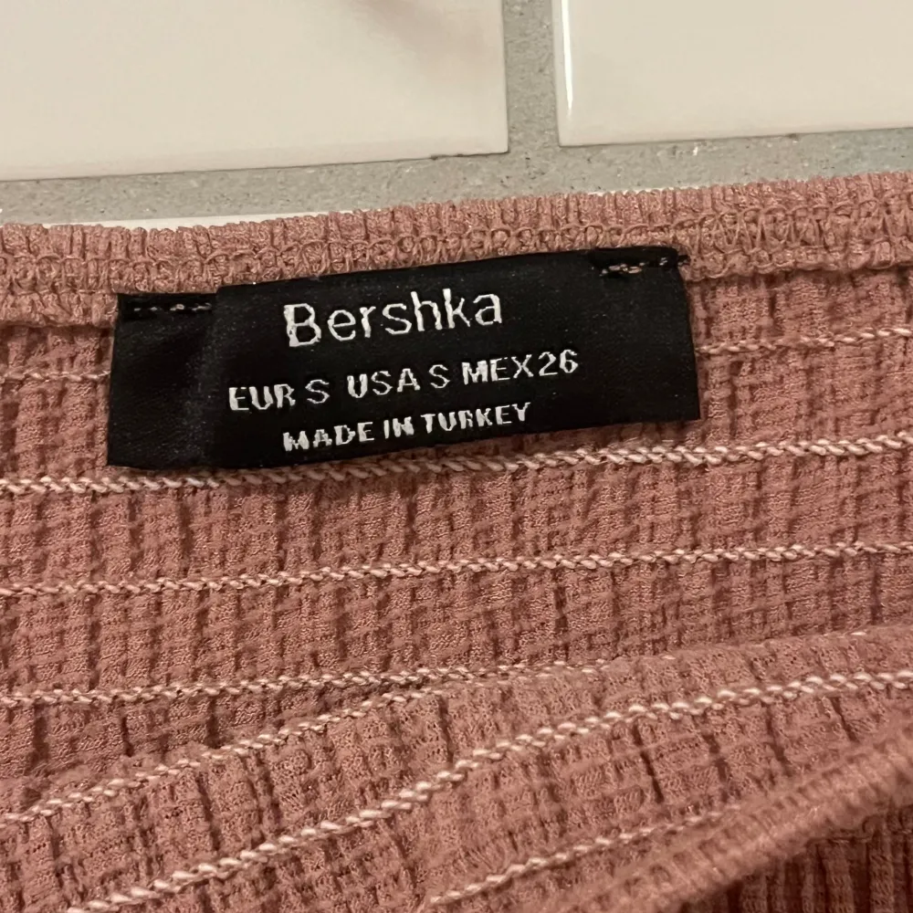 Så söt rosa tröja från bershka. Den är i super gott skick och i storlek S. Armarna är lite större och tröjan går till naveln. Kontakta gärna vid fler frågor! 🫶🏻☺️. Puserot.