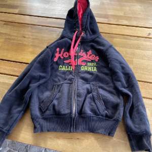 Supersöt hollister hoodie, lite sliten men annars i bra skick!💗🫶 PRIS KAN DISKUTERAS 