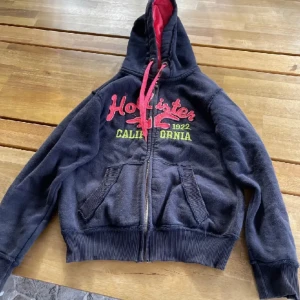 Hollister zip-up hoodie! - Supersöt hollister hoodie, lite sliten men annars i bra skick!💗🫶 PRIS KAN DISKUTERAS 
