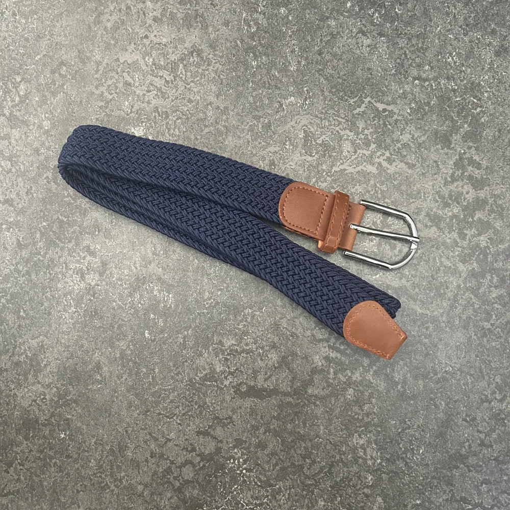 Ett helt nytt exklusivt flätat bälte. Den är i mörkblå färg och har aldrig använts. Perfekt bälte för dig som vill få lite elegans på din outfit 😍. Accessoarer.