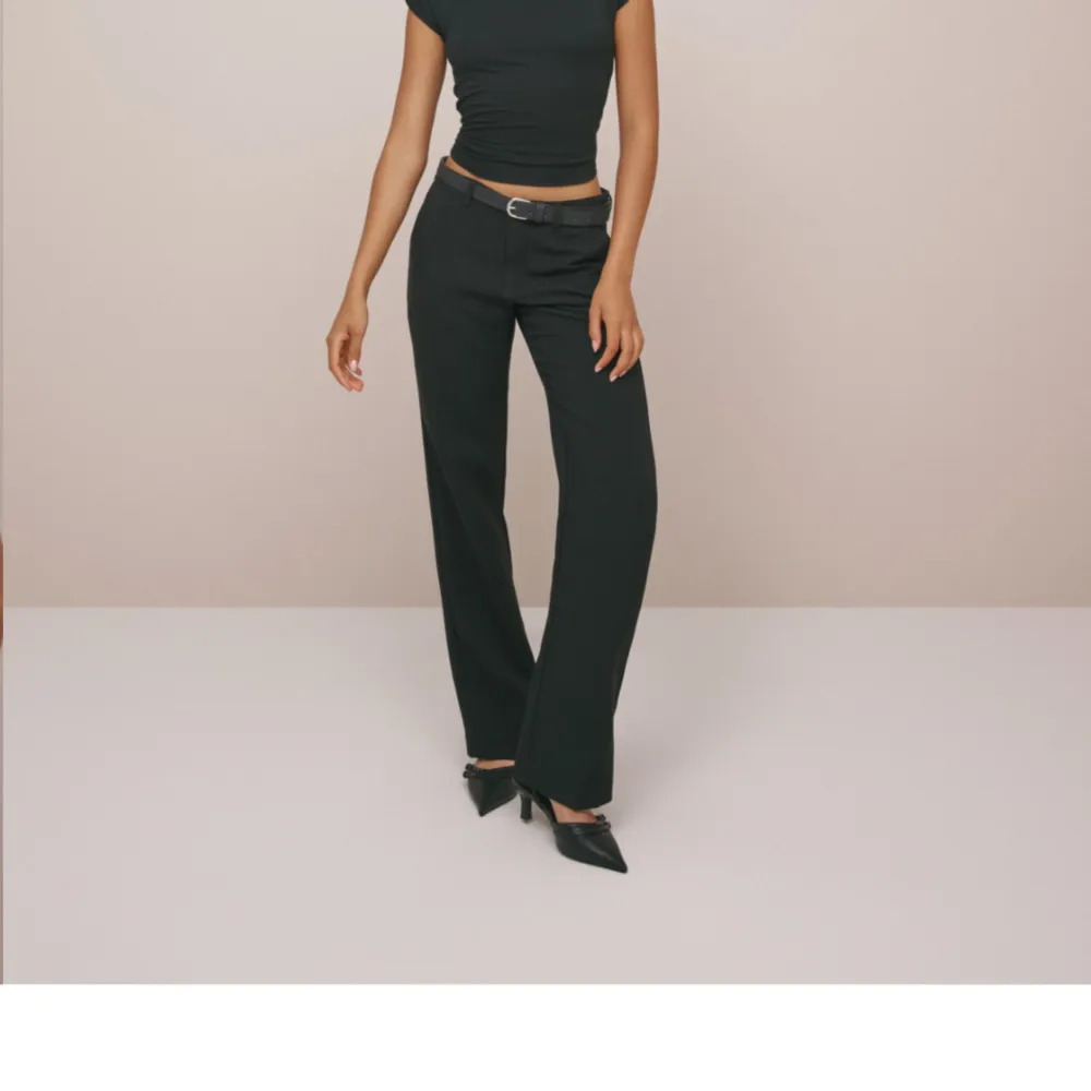 Säljer dessa superfina svarta low waist kostymbyxor från Nelly💗 Köpta för 499💕. Jeans & Byxor.