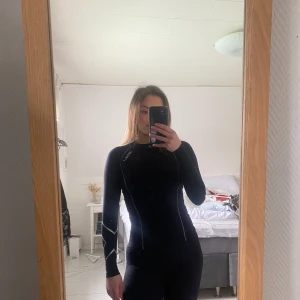 Långärmad träningtröja   - Långärmad träningströja med kompressionsstöd för överkroppen från 2XU, nypris 800kr Använd fåtal gånger! 