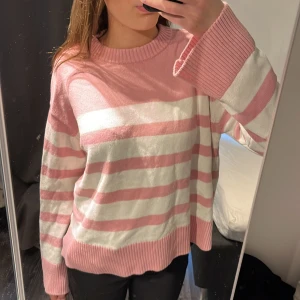 Stickad tröja  - Randig tröja ifrån Gina Young i storlek 158/164 men passar som S 🫶