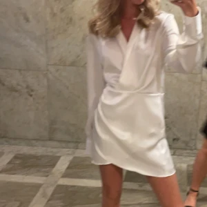 Satin klänning - Säljer min super fina satin klänning från zara. Endast använd vid ett tillfälle så den är i superfint skick. Lite större i storleken, passar mig som vanligtvis brukar ha s