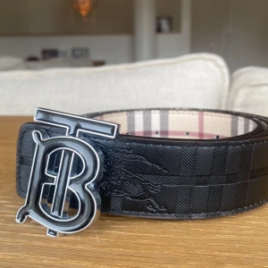 Burberry bälte - Tar emot byten!  - Knappt använd reversible Burberry bälte Skick: 9/10  Storlek: 110cm Tar emot byten! DM om du är intresserad! 