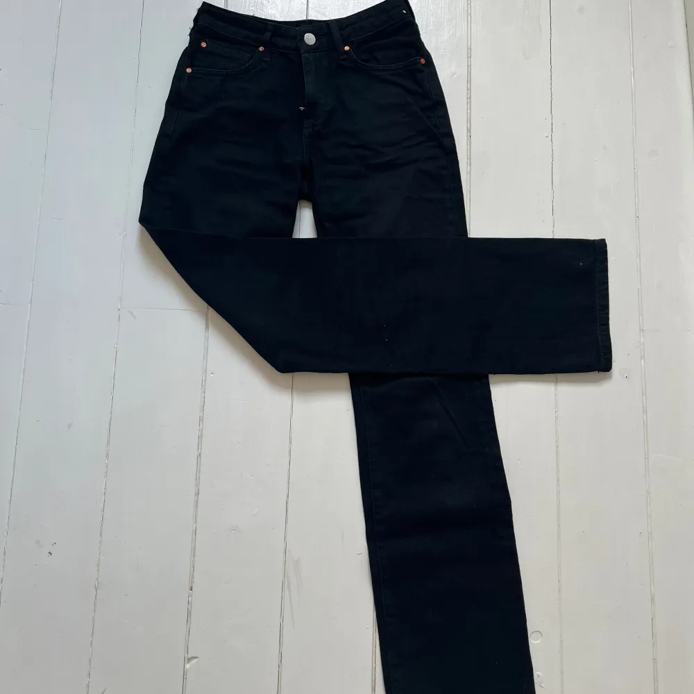 Ett par svarta jeans från Never Denim i storlek W24 o L32 och är i modellen Low Straight. Har använts några få gånger och är i mycket bra skick. Säljer pågrund av för korta i längden💕. Jeans & Byxor.