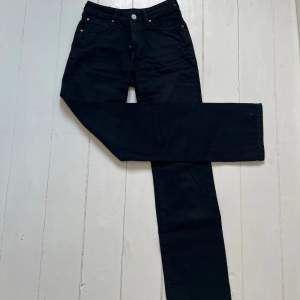 Ett par svarta jeans från Never Denim i storlek W24 o L32 och är i modellen Low Straight. Har använts några få gånger och är i mycket bra skick. Säljer pågrund av för korta i längden💕
