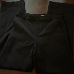 Ginatricot Kostymbyxor  - Kostymbyxor i bra skick!!🫶 Säljs då dom är för små.  St. 34🤗 Pris kan diskuteras!!🥰🥰