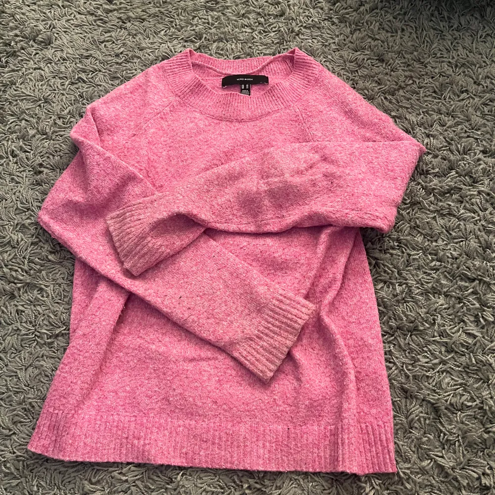 Super gullig rosa vero Moda tröja i storlek xs! Helt okej skick men inget hål eller annat fel på den!❤️. Tröjor & Koftor.