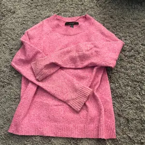 Super gullig rosa vero Moda tröja i storlek xs! Helt okej skick men inget hål eller annat fel på den!❤️