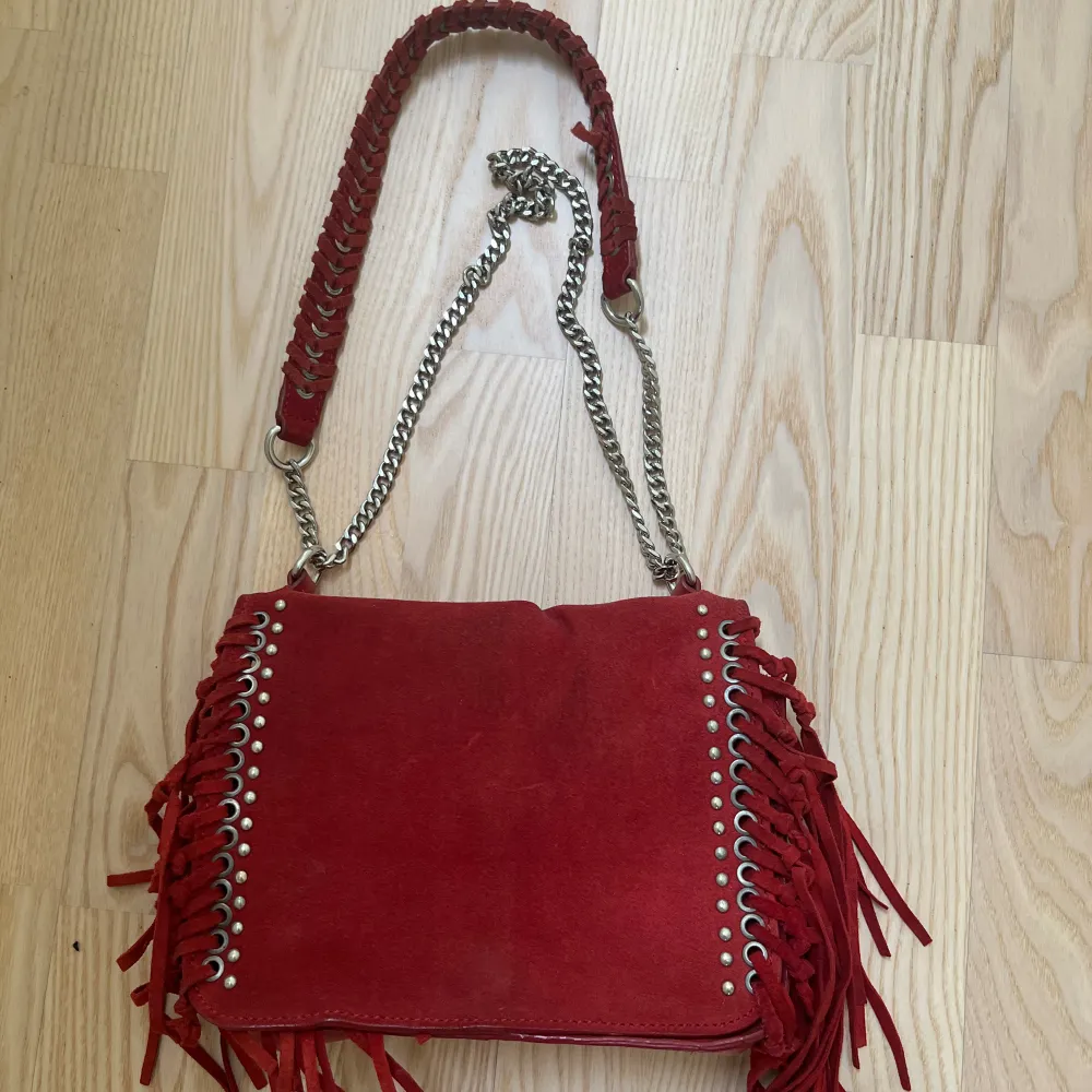 Röd mocka väska från zara 💕 Man kan ha den både kort band och långt (som an axelväska och en axelremsväska)🥰 Skriv privat vid frågor . Väskor.