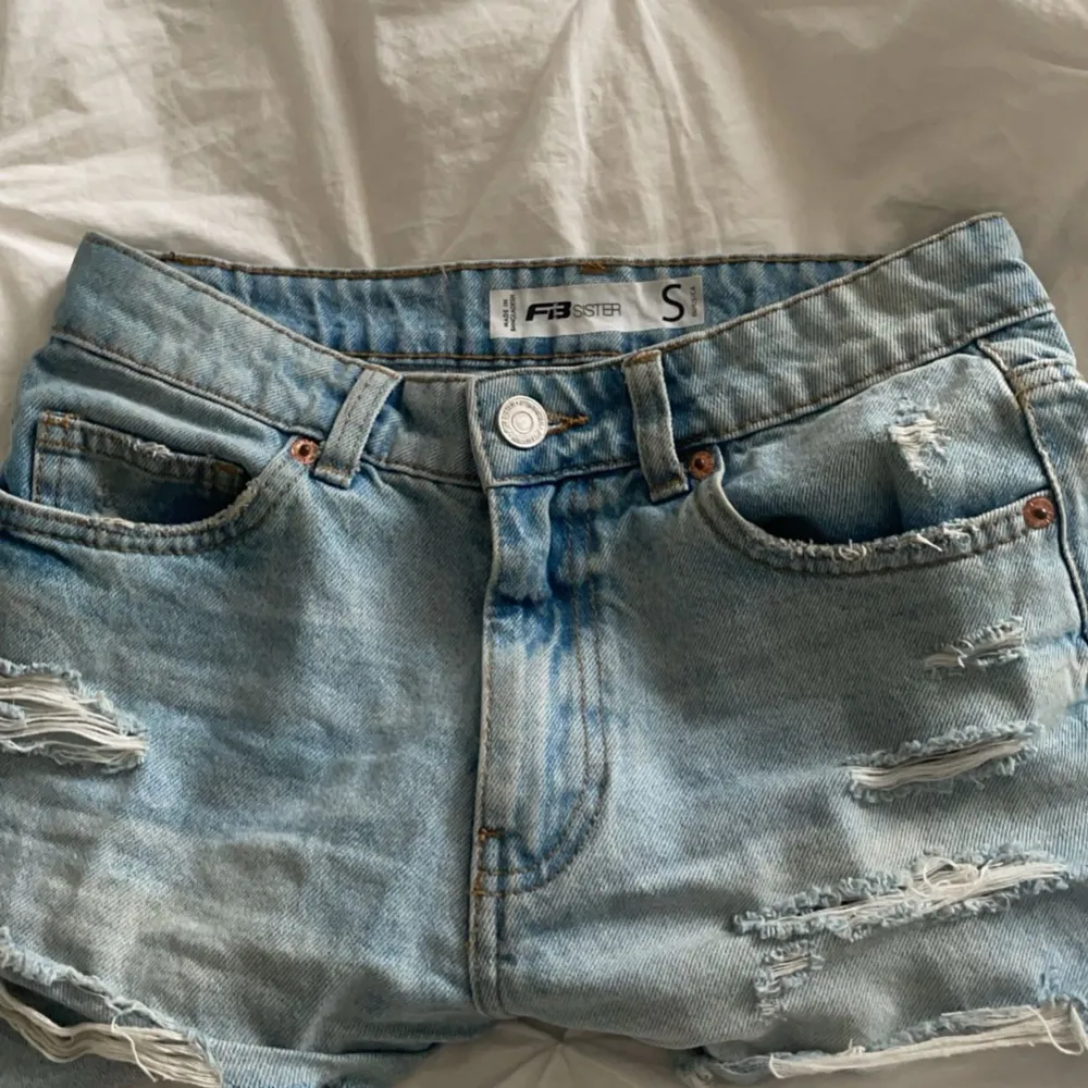 jeansshorts från newyorker 💞 midjemått 36 cm tvärs över. har inga bilder med dom på!. Shorts.