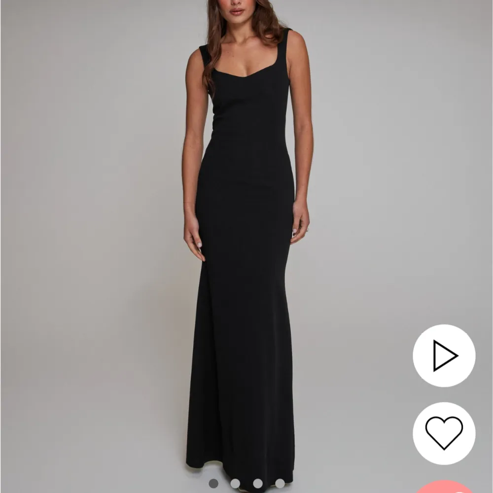 Säljer denna slutsålda bal klänningen ifrån Nelly. Har prislapp på och helt oanvänd. Säljer då jag hitta en annan! Namn på sida ”heartshaped evening dress”. Klänningar.