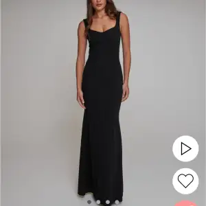 Säljer denna slutsålda bal klänningen ifrån Nelly. Har prislapp på och helt oanvänd. Säljer då jag hitta en annan! Namn på sida ”heartshaped evening dress”