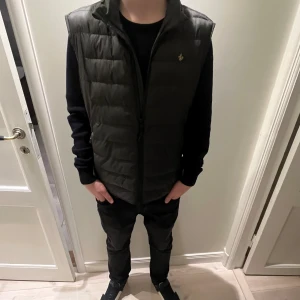 Morris väst - Säljer en Morris väst i färgen oliv grön. Skicket på västen är 8,5/10. Storlek S Nypris ligger på 2200kr