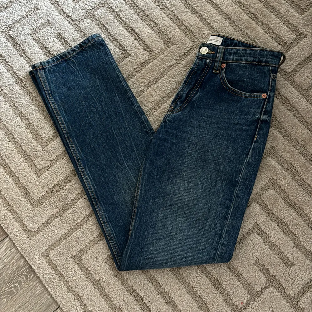 Säljer dessa blåa raka jeansen då dom inte kommer till användning. Bra skick. Långa i benen. . Jeans & Byxor.