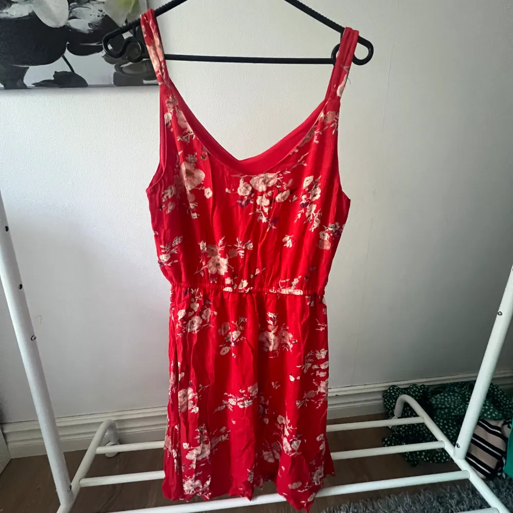 jag säljer denna fina röda klänning från only🤍❤️. Klänningar.