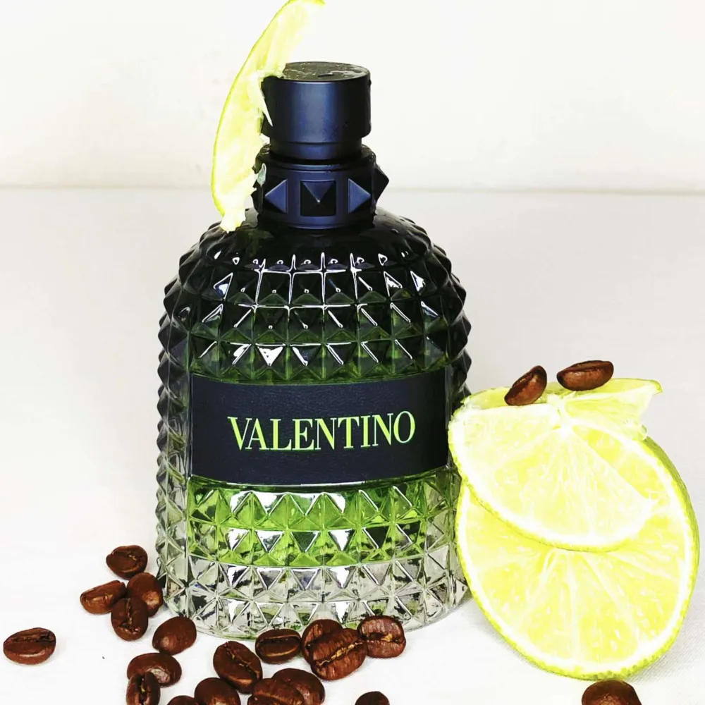 10 ML sample av Valentino Green Stravaganza. Denna doft har mycket citrus av sig men har också en ganska stor doft i början av kaffe. Valentino Green Stravaganza är perfekt till sommaren!. Övrigt.