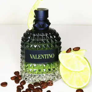10 ML sample av Valentino Green Stravaganza. Denna doft har mycket citrus av sig men har också en ganska stor doft i början av kaffe. Valentino Green Stravaganza är perfekt till sommaren!