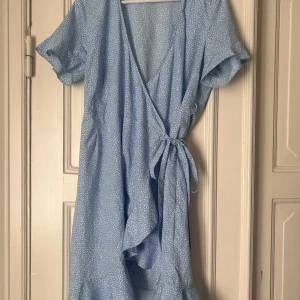 Sommarklänning - Prickig omlottklänning