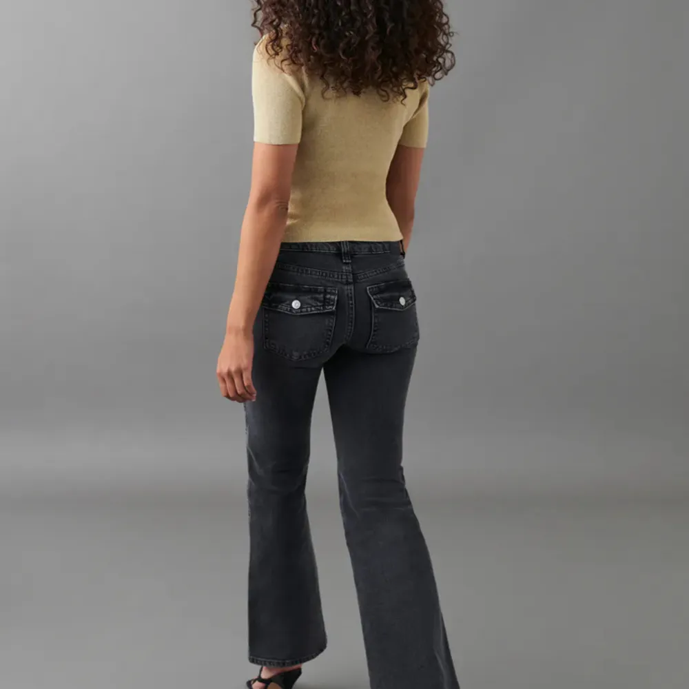 Super snygga Gina tricot jeans som är för stora för mig💘Jeansen har ganska låg midja och passar nog stl 36 också💕Jag har bara testat dem och köpte jeansen från deras hemsida men glömde att lämna tillbaka dem💗⚡️ Köpte för 499kr💘💘. Jeans & Byxor.