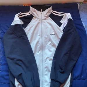 ”Vintage” adi*as kofta - Väldigt finnigt oversize  Lite billigare vid snabb affär