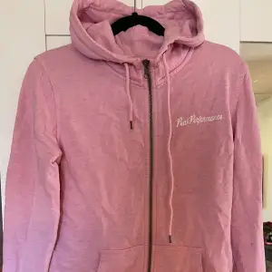 Rosa peak hoddie med dragkedja i storlek medium. Äldre modellen och välanvänd men fortfarande i gott skick 