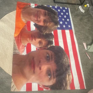 Sturniolo triplets flaga  - Den kommer inte till användning längre tycker dock fortfarande om dem och det är inget fel på flaggan men den får inte plats i mitt rum längre  priset kan diskuteras vid snabbt köp