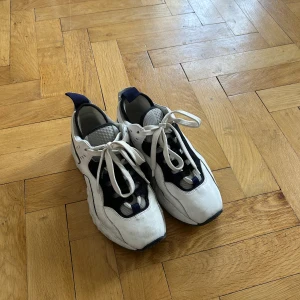 Acne skor - Säljer acne sneakers i storlek 38! Väldigt bra skick och använda ett fåtal gånger! Nypris runt 3000kr. Köparen står för frakten! 