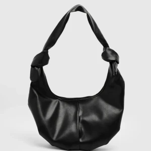 Svart mjuk skinnväska - Supersnygg svart mjuk väska i skinn helt nyköpt och lappen kvar!🥰