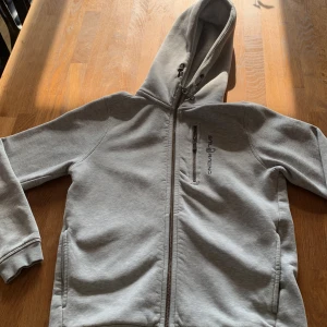 Sail Racing bowman JR storlek 150 - skick: 8/10 använd men i nästan perfekt skick endå, väldigt stilren och snygg storlek: 150cm men passar allt från 140-155 pris kan diskuteras