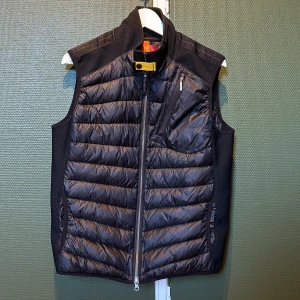 Parajumper väst - Storlek M. Inga defekter. Nypris 3500